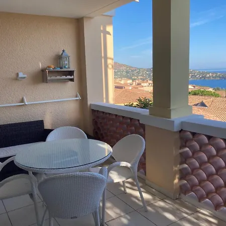 3 Pièces Avec Piscine Et Parking à Saint-raphaël - Fr-1-504-591 *