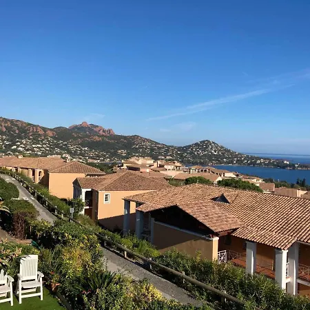 3 Pièces Avec Piscine Et Parking à Saint-raphaël - Fr-1-504-591 Saint-Raphaël