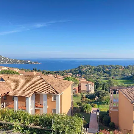 3 Pièces Avec Piscine Et Parking à Saint-raphaël - Fr-1-504-591 Appartement Saint-Raphaël
